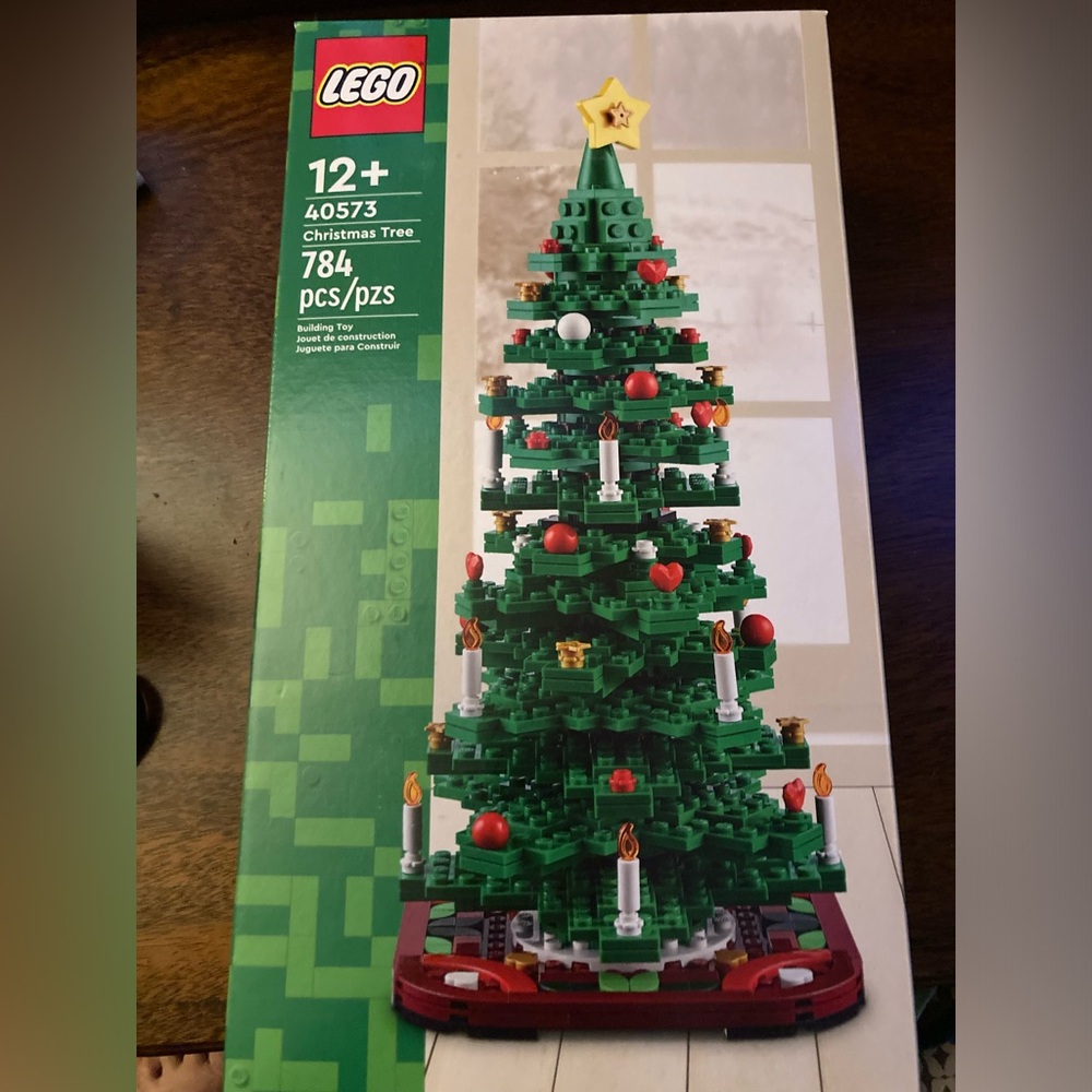 Lego Holiday tree. 2 in one creations. 12+ 784 pieces. Hours of fun